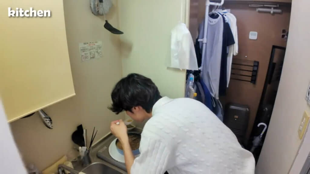 料理をする様子。画像右の奥に見える玄関で洋服を干したりしています