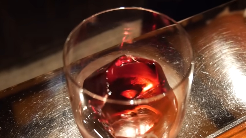 お酒によって氷の表情も変わります