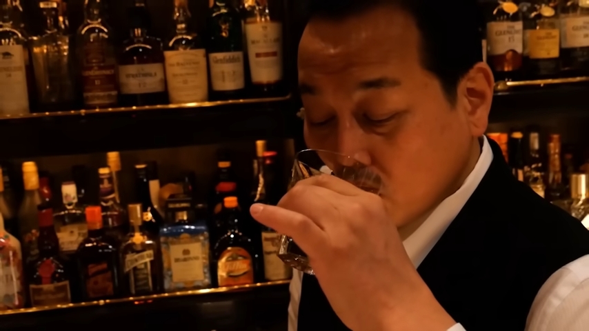 じっくりと味わう西川さん