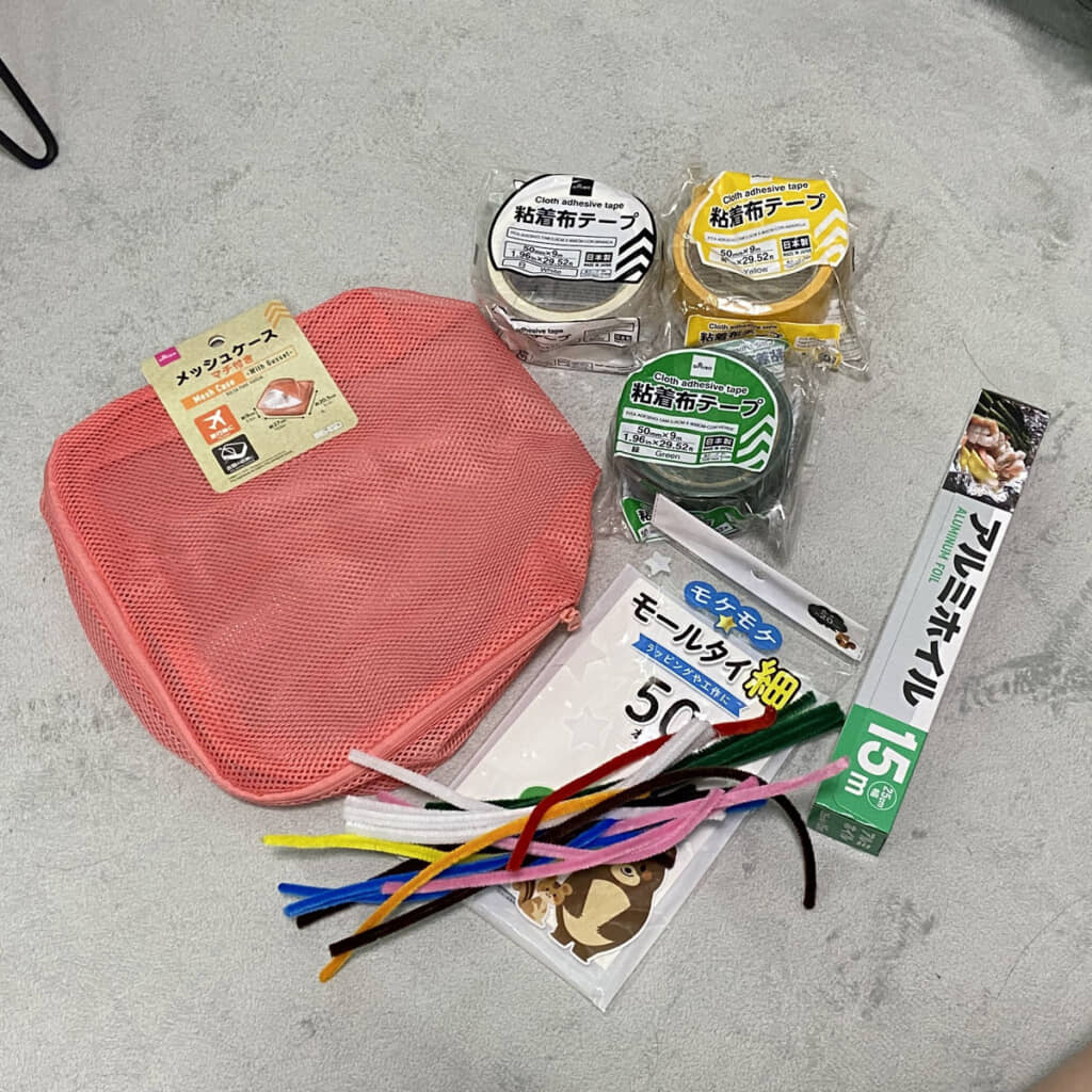 材料は身近なものばかり。ダイソーの赤いメッシュケースが重要