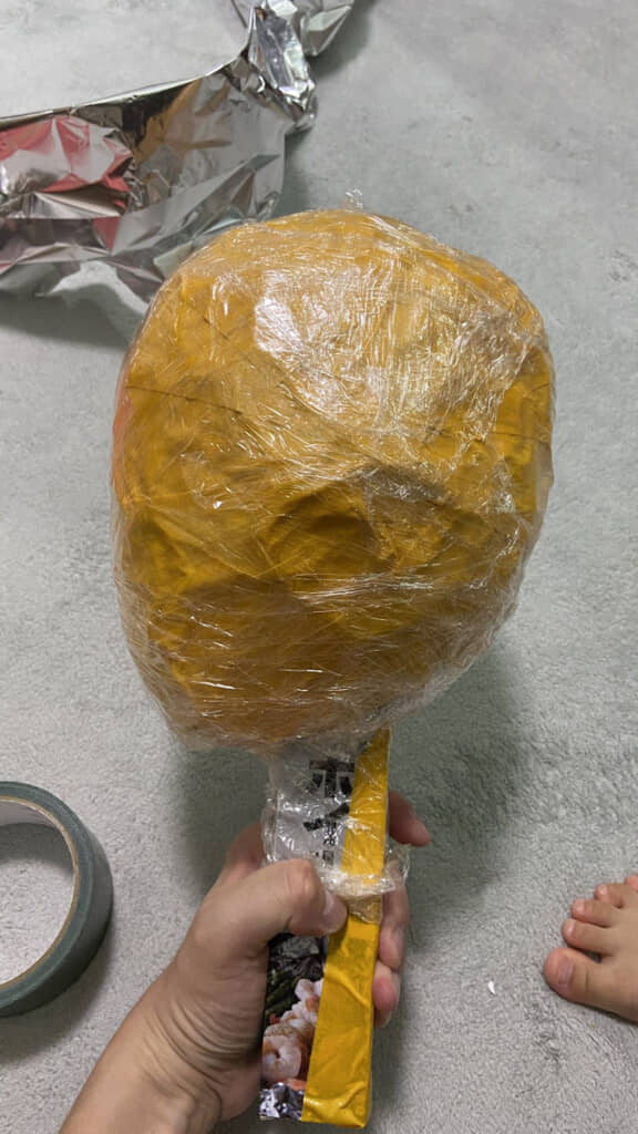 箱を軸にアルミホイルを巻き、マスクの外側を作る