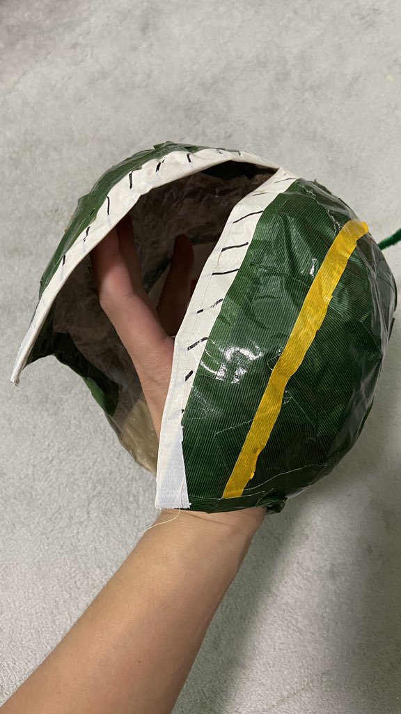 形が固まったらアルミホイルや芯は抜き、表面をラップやテープでコートして整えている