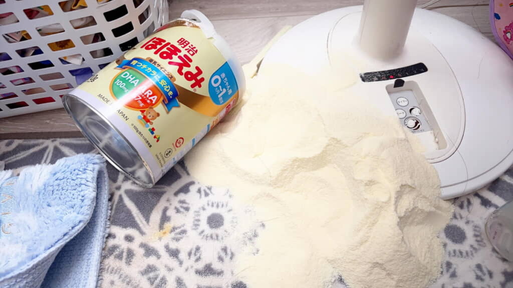 ぶちまけられた粉ミルク！