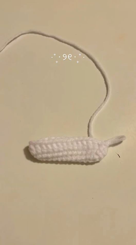 白い毛糸を編んでいくと……？