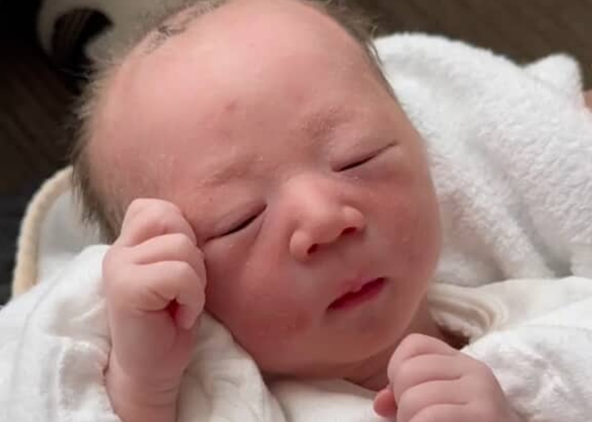 生まれたての赤ちゃんがしっかり目を開いたら……「ごめん、絶えられへんｗｗ」　570万再生の表情に「腹筋死んだ」「イケメンですね！」（1/3） | 教育・子育て ねとらぼ