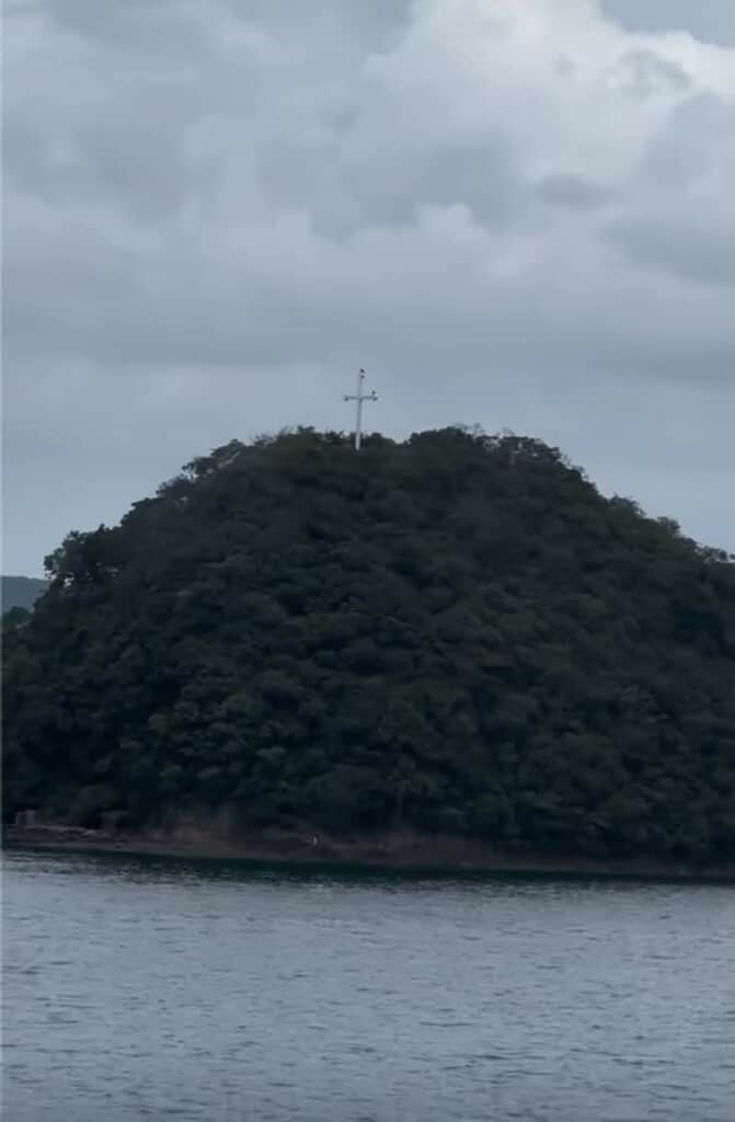 巨大な白い十字架