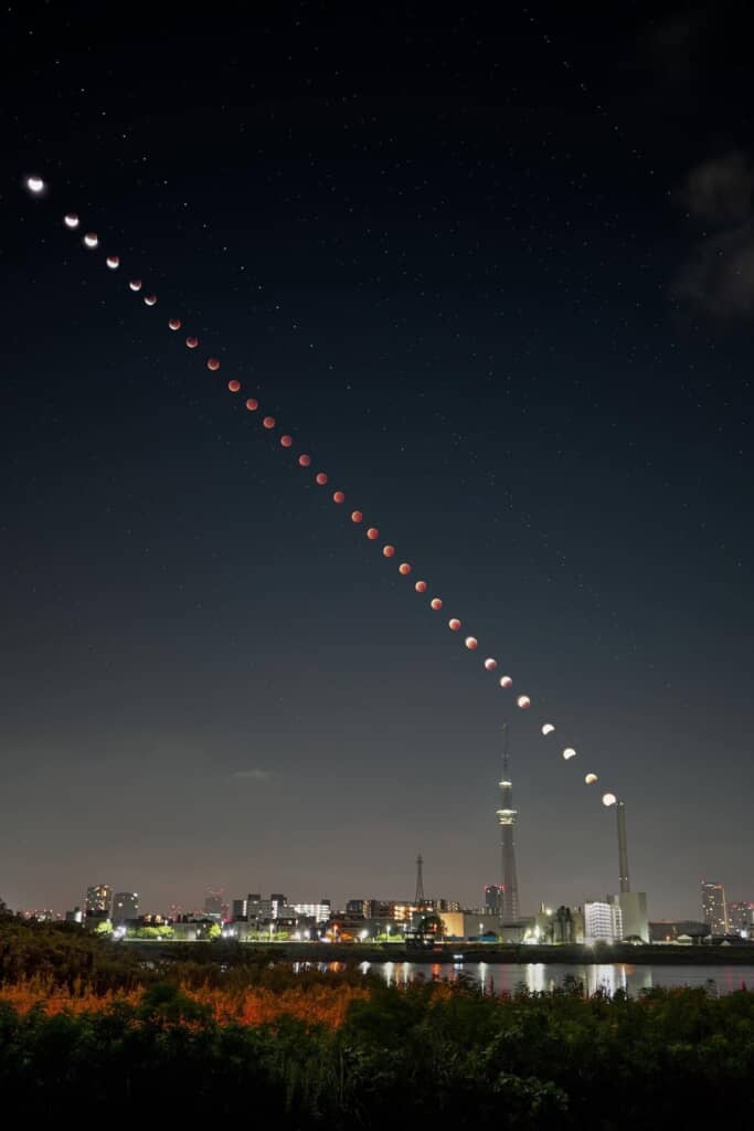 皆既月食時の月の軌跡を1枚にまとめた写真