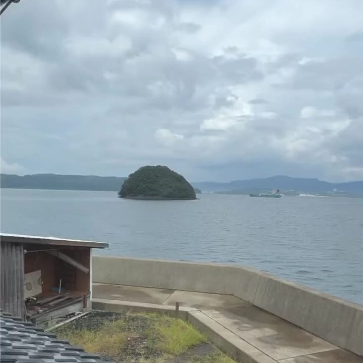 小1息子「島に伝説の剣が刺さってる」→母がよく見ると……　まさかの正体に「笑った」「決して抜いてはならんぞ」 | 育児 ねとらぼ