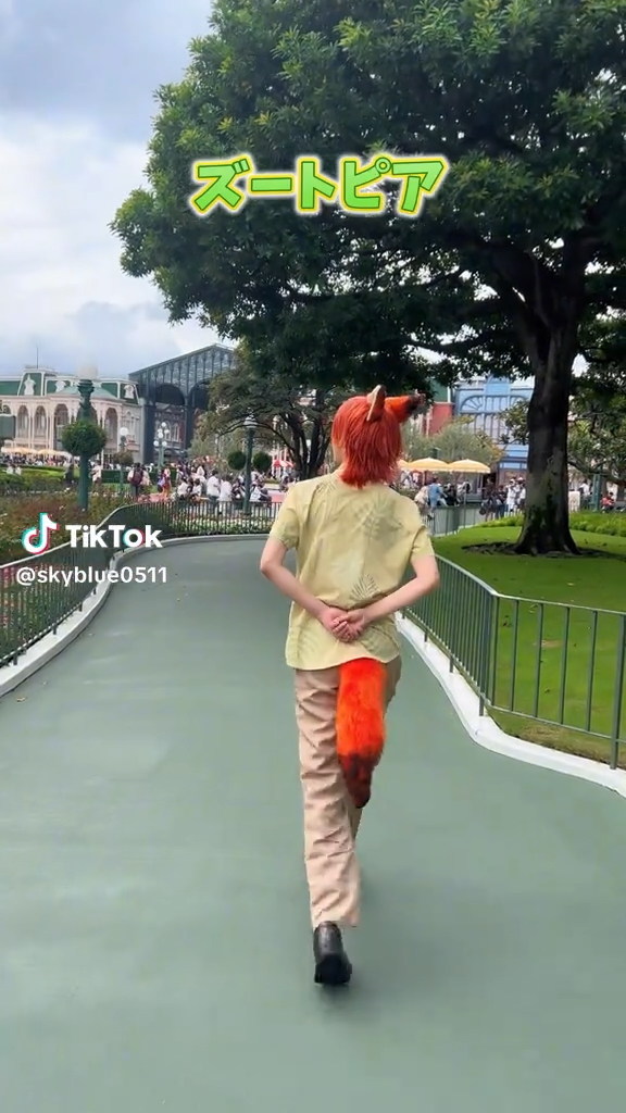 この後姿は……ニック!?