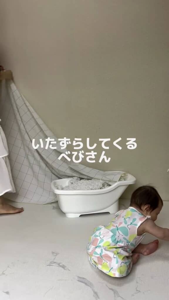 壁にも布を張ります