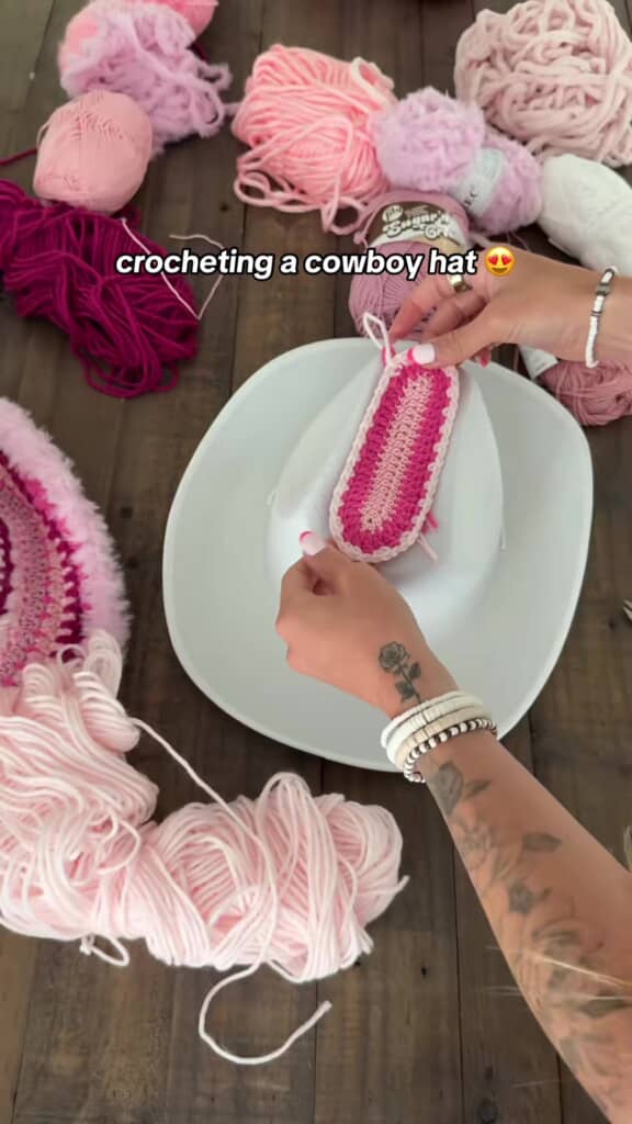 カウボーイハットのトップクラウンを編むところ