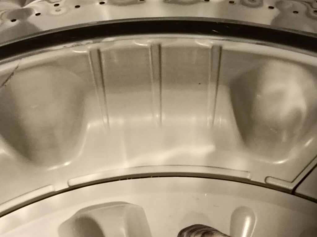 洗濯槽には何事もなさそうですが、よく見ると……