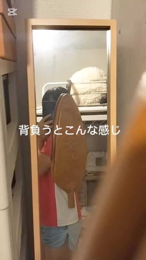 自作したモアナのオールっぽいカバンを背負ったところ