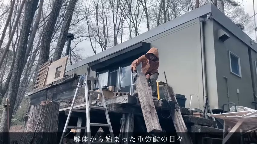 古いウッドデッキを解体する様子