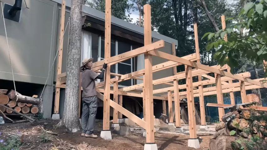 新しいウッドデッキの骨組みを構築する様子