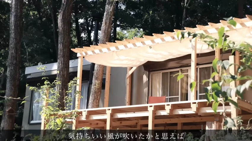 屋根や床を設けた新しいウッドデッキ