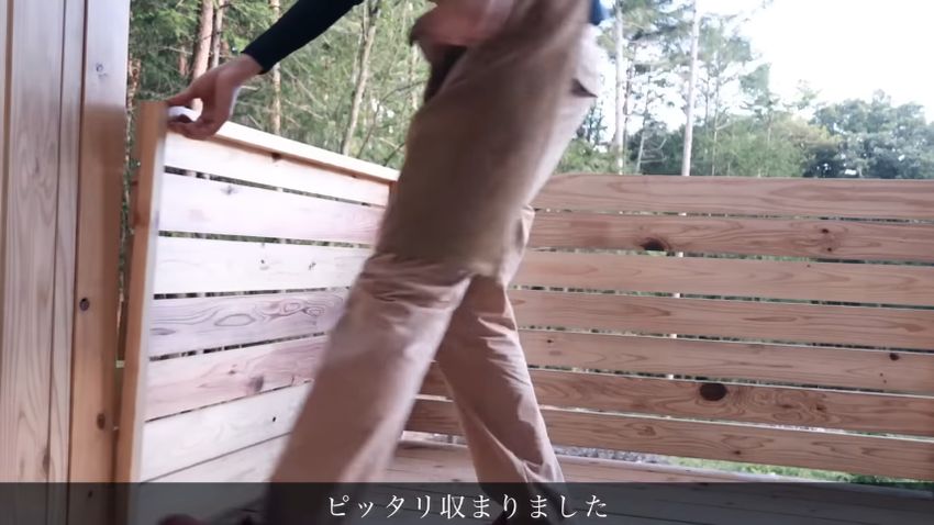 ウッドデッキの出入り口部分に取り付けられた扉