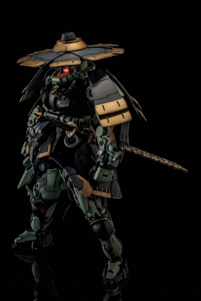 和風にアレンジされたザクIIのプラモデル