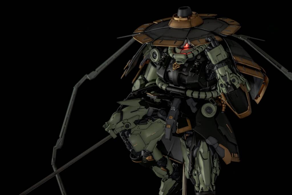 電飾を施しモノアイが赤く光るようにした戦国ザク