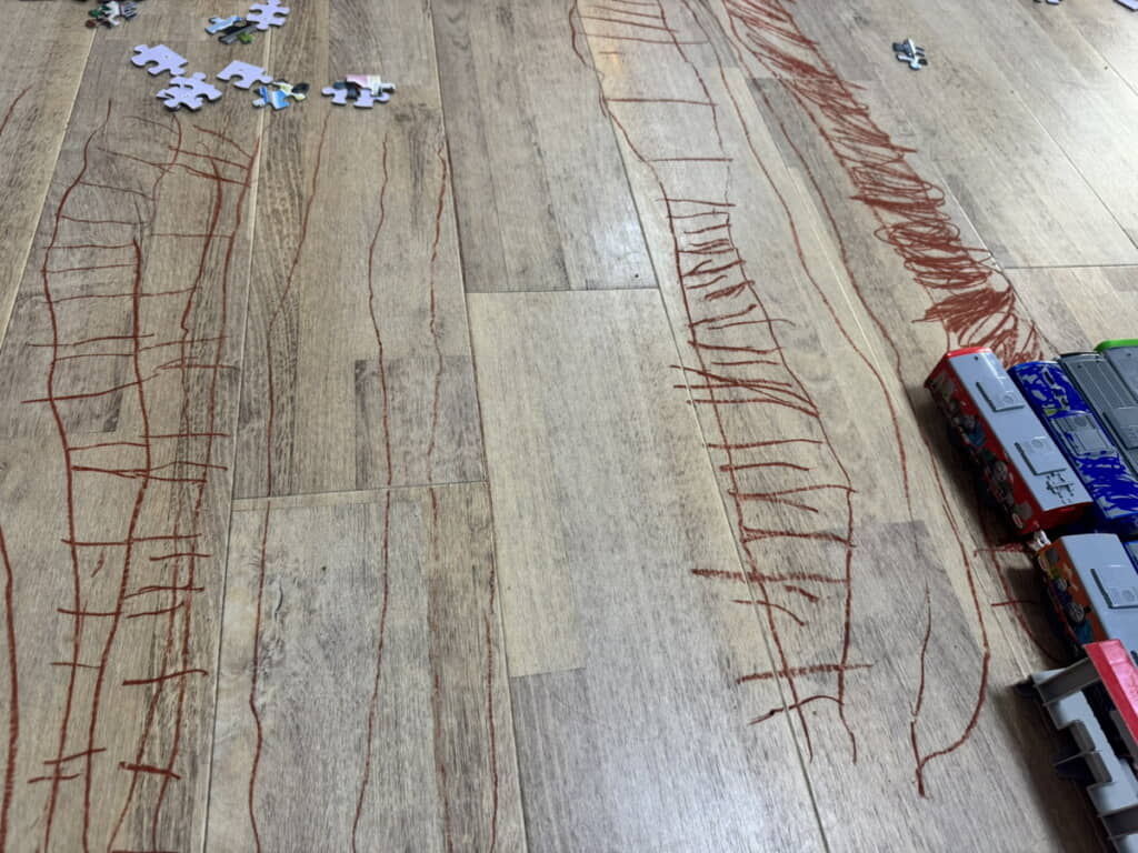 線路が床に……！