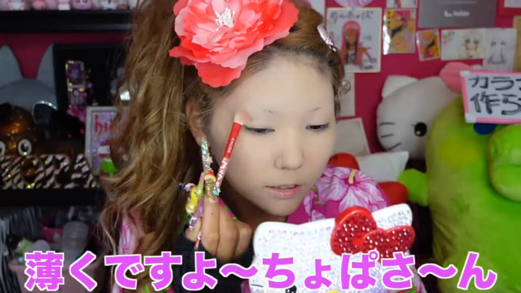 とにかく「薄く」を意識してメイクしていきます