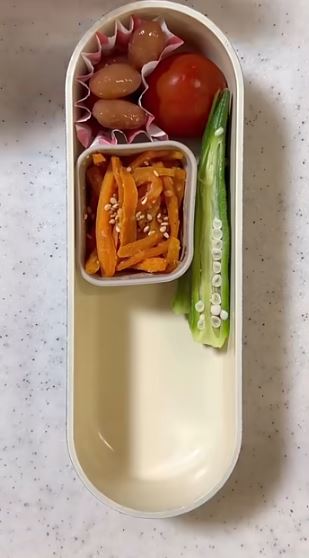 人参の胡麻味噌和えとゆでオクラ