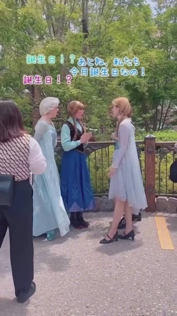 「誕生日⁉」と驚くアナとエルサ