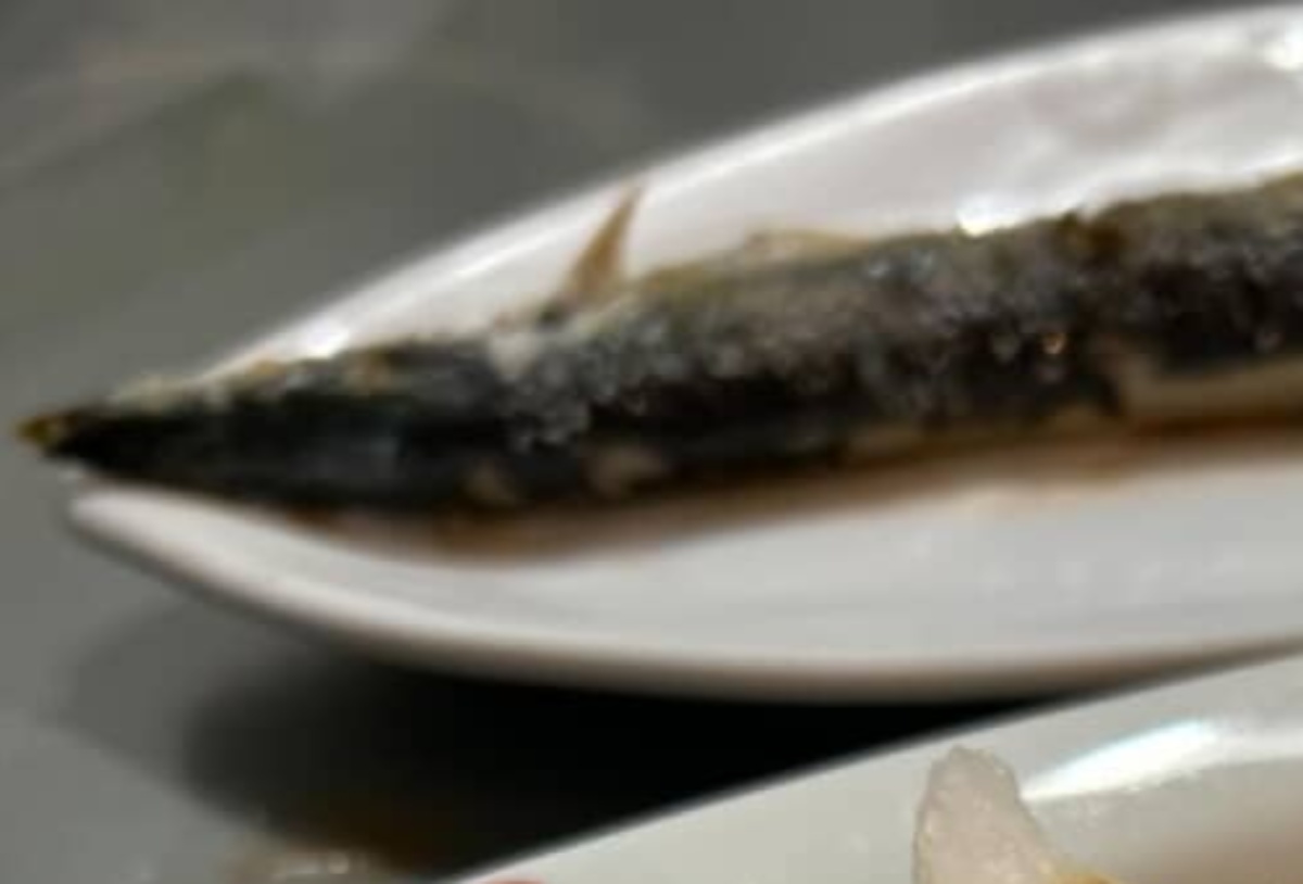 「旦那の帰りが遅いから」→妻が焼いたサンマを見てみると……　まさかの姿に「たっ食べられない」「涙が出ます」（1/3） | グルメ ねとらぼ