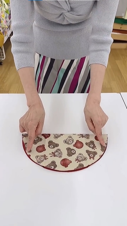 折り目から端に向かって縫います