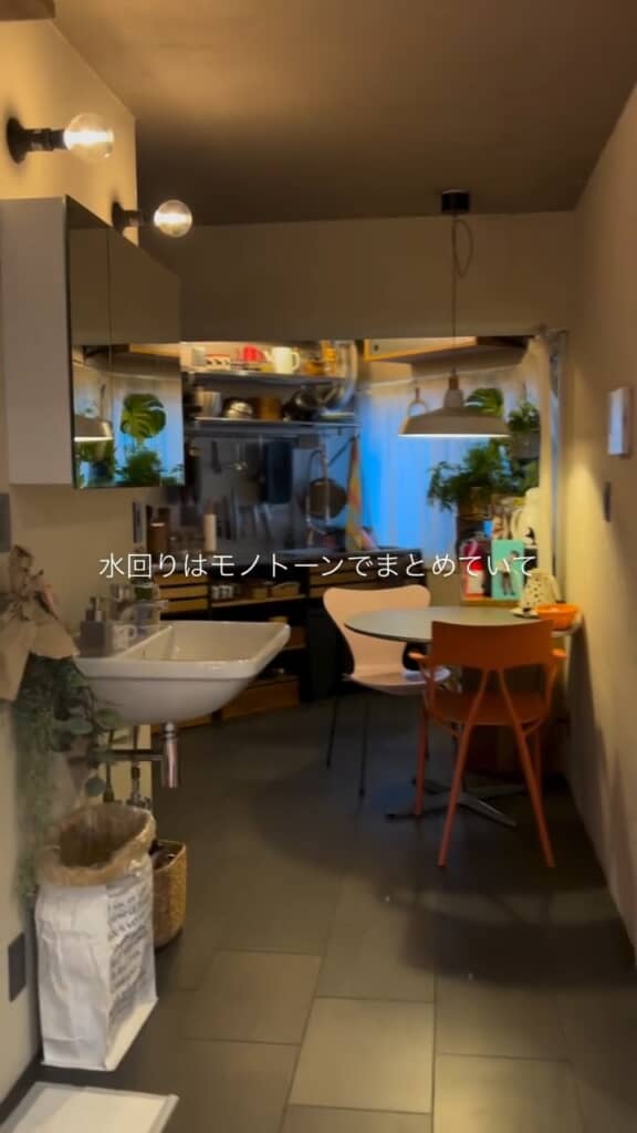 キッチンまわりは比較的落ち着いたムード