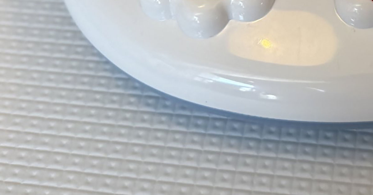 在宅勤務のパパが電話中→背後で赤ちゃんが“狂ったように回した”アイテムに「死ぬほど笑った」「同じの家にありますw」（1/3） | 育児 ねとらぼ