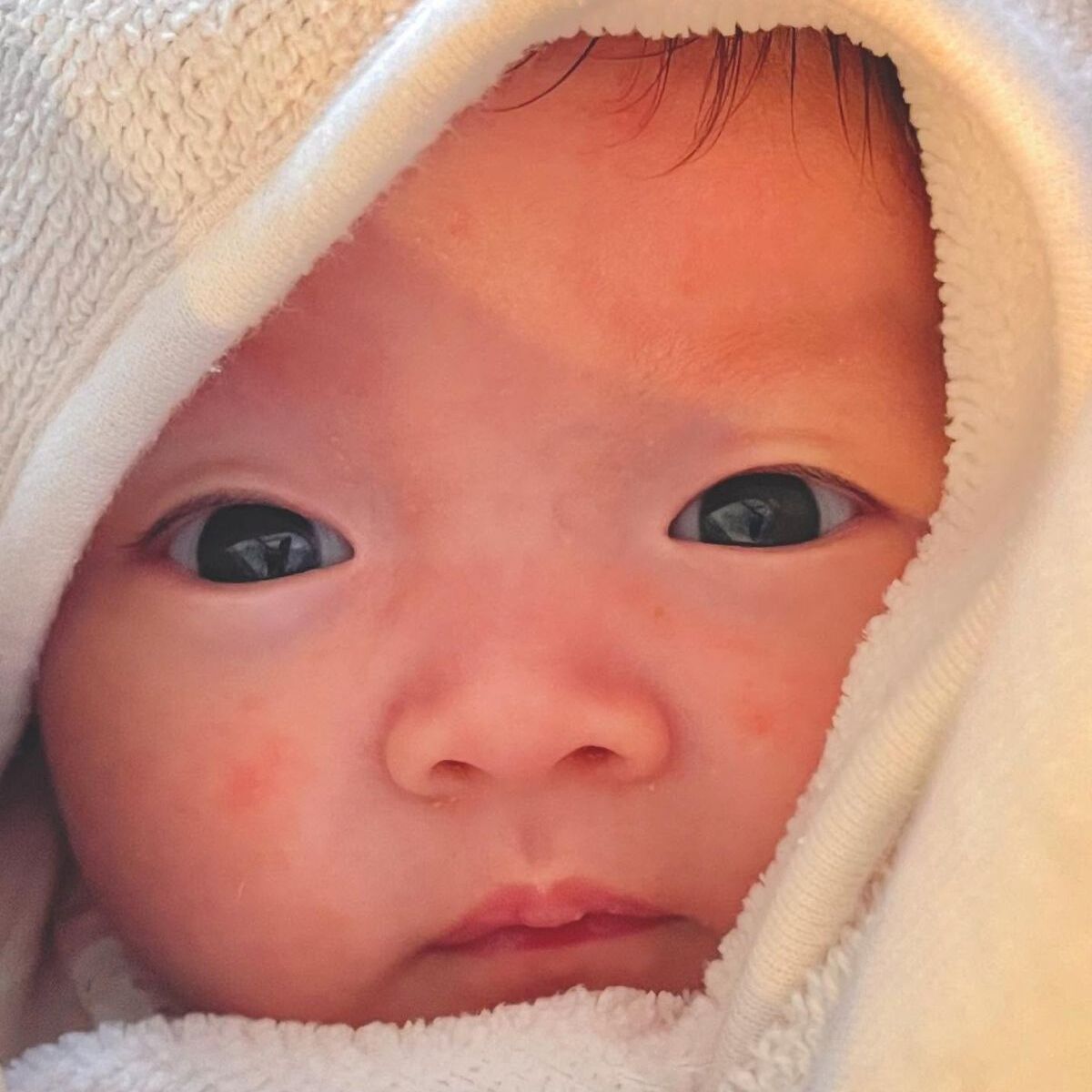 ママとお風呂に入った2カ月赤ちゃん→パパのときは……　まさかの表情に「膝から崩れ落ちた」「もしかして別人？」 | 育児 ねとらぼ