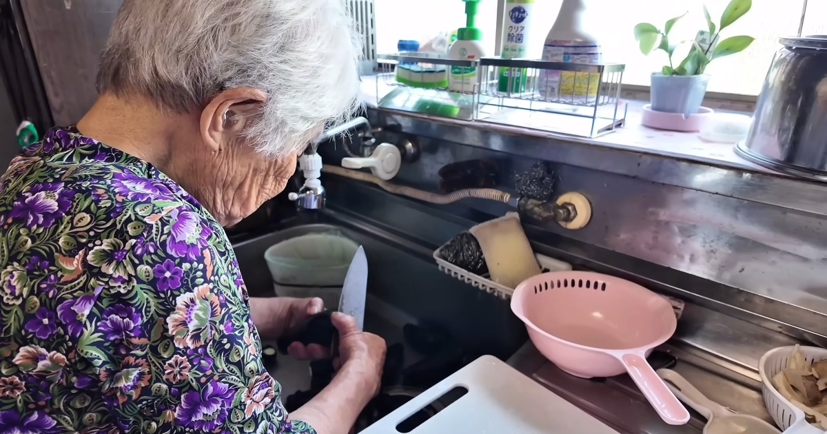 「こんなおばあちゃんになりたい」　96歳おばあちゃんが育てた野菜で作る健康ごはん　驚きの光景に「本当家族思い」「まねをして作ってみます」（1/3） | グルメ ねとらぼ