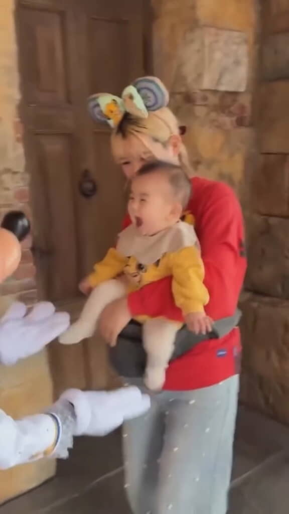 ミニーと出会った瞬間大興奮の赤ちゃん