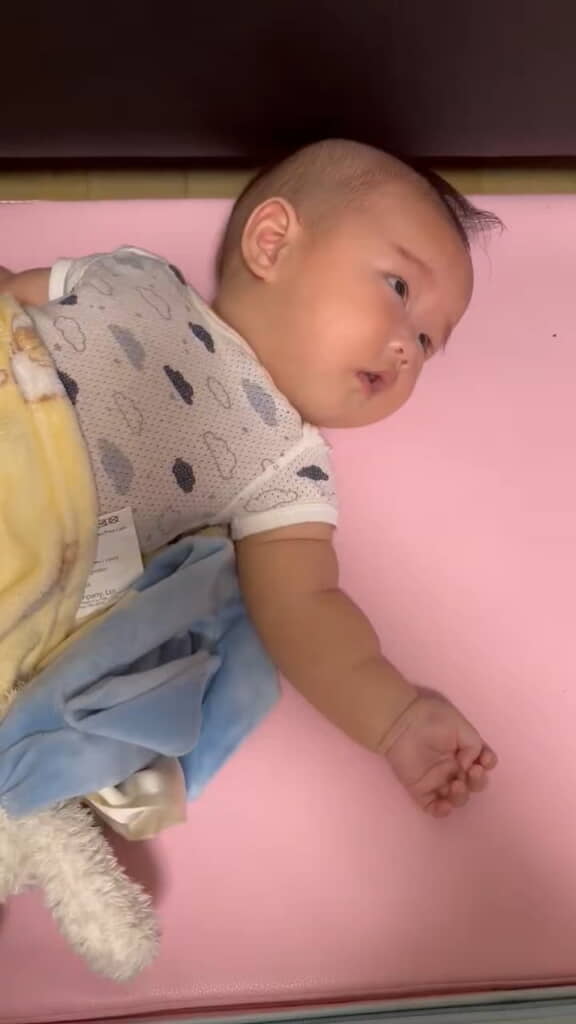 マットで横になっている次男くん