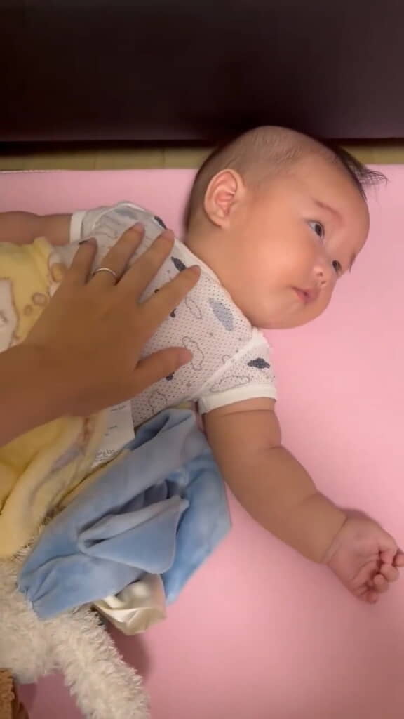 しかしママの手を感じると……