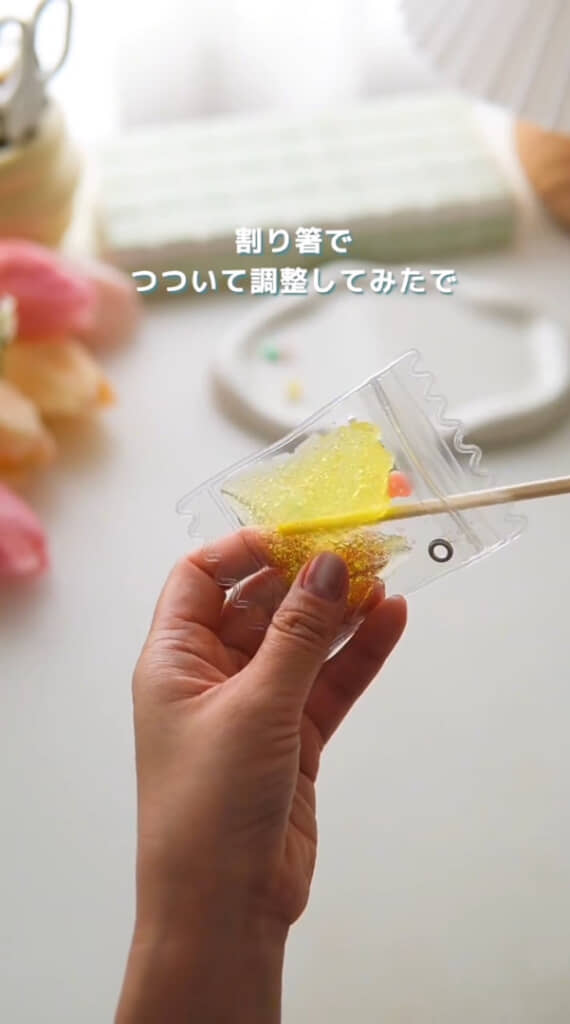 保冷剤の中身と一緒にビーズなどもバッグに入れていきます