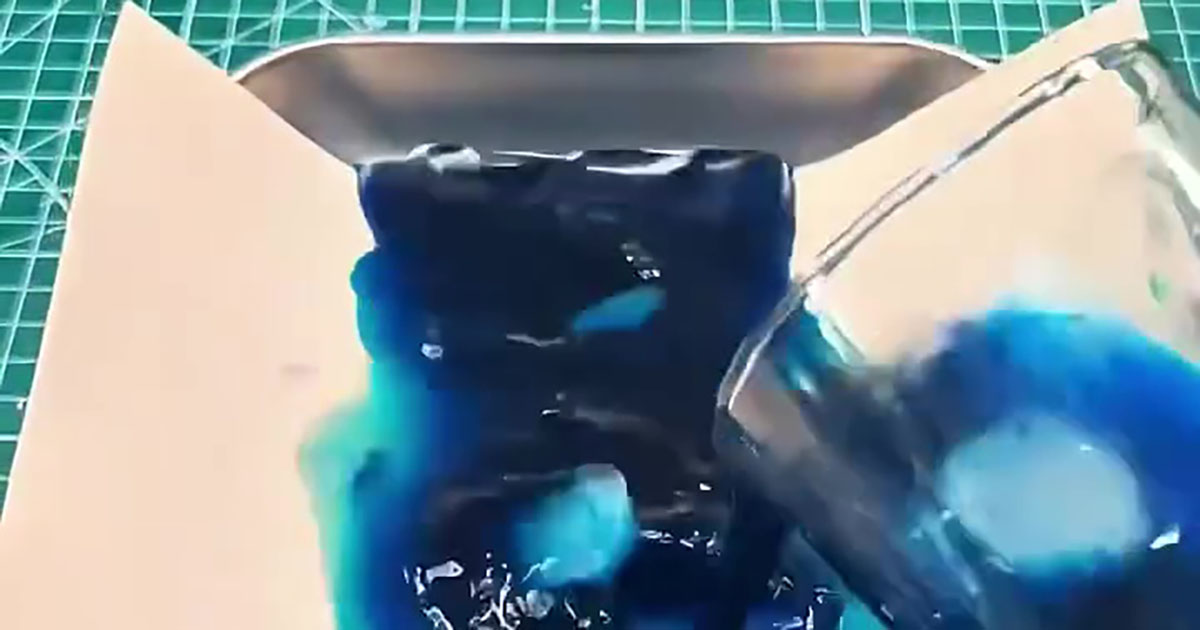 レザーを染めたと思ったら……　まさかの完成品に「技術の無駄遣い好き」「こんなんコンビニのレジで自慢するわ」（1/3） | ライフスタイル ねとらぼ