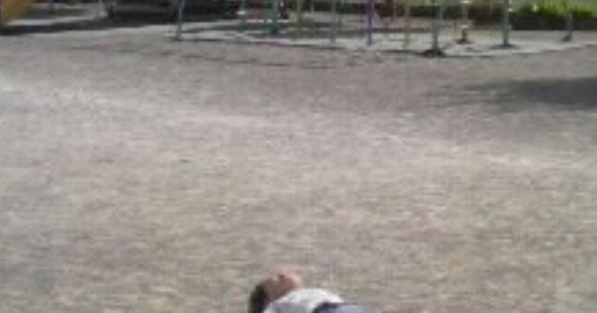 反抗期の中3次男に疲れたママ「幼いころの写真見て心を癒やす！」→思い出と違う“過去の息子”に絶句　「思わず吹いたw」「最高！」（1/2） | 教育・子育て ねとらぼ