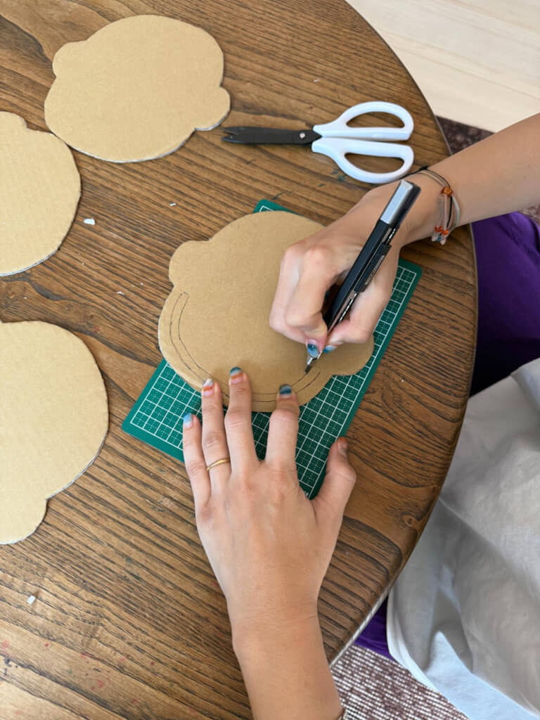 髪の毛を通す穴を開けます