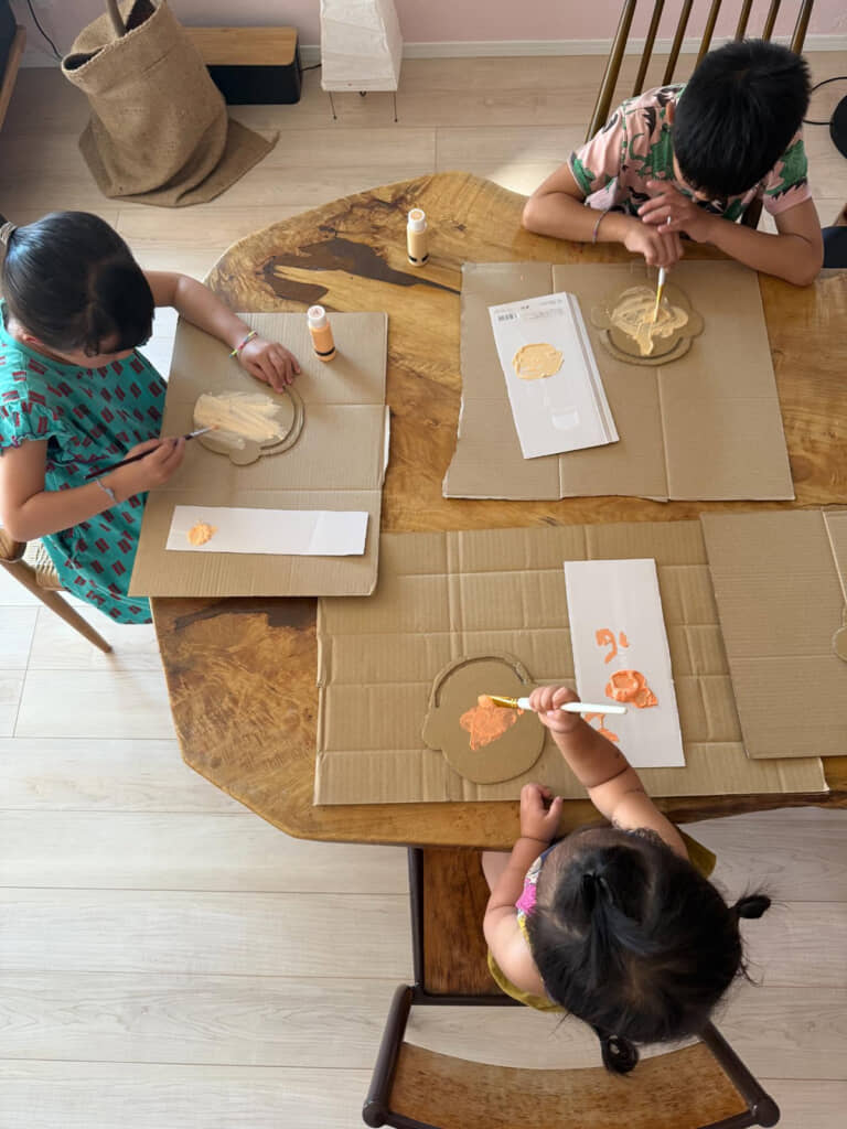 絵の具でペタペタ