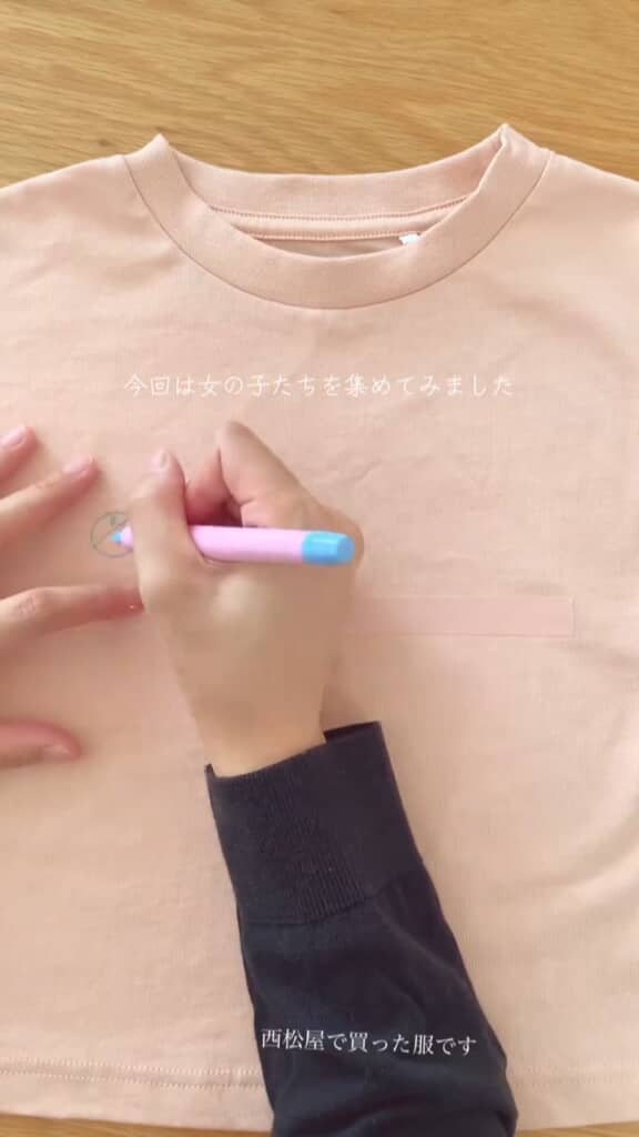 無地のTシャツに下書きをします