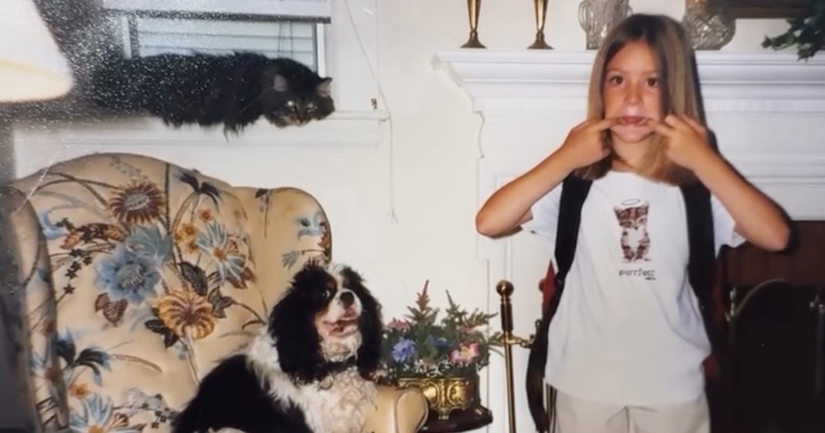 ママが実家で撮った1枚→30年後、娘が“同じ構図＆ポーズ”で……　1020万再生の再現ショットに「泣きそうになった」【海外】（1/2） | ライフスタイル ねとらぼ