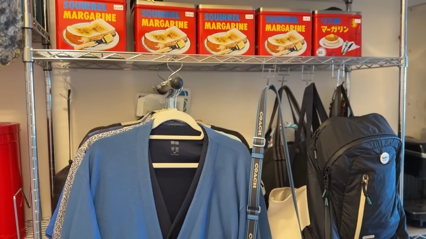 ポップなグッズが並びます