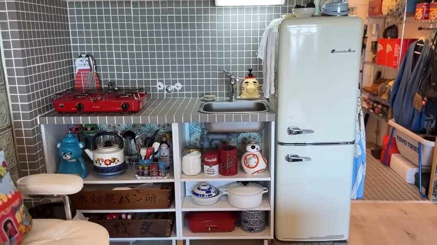 カラフルな調理器具が並ぶキッチン