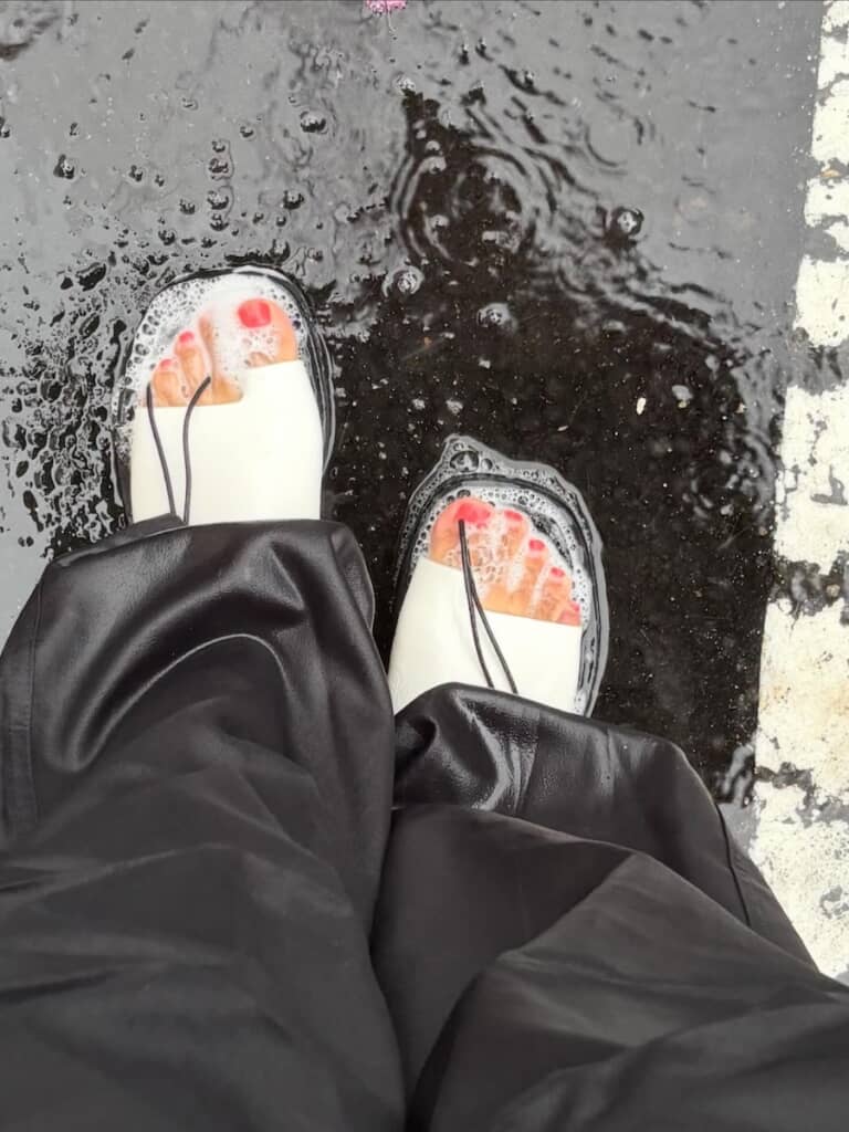 サンダルが泡まみれに!?