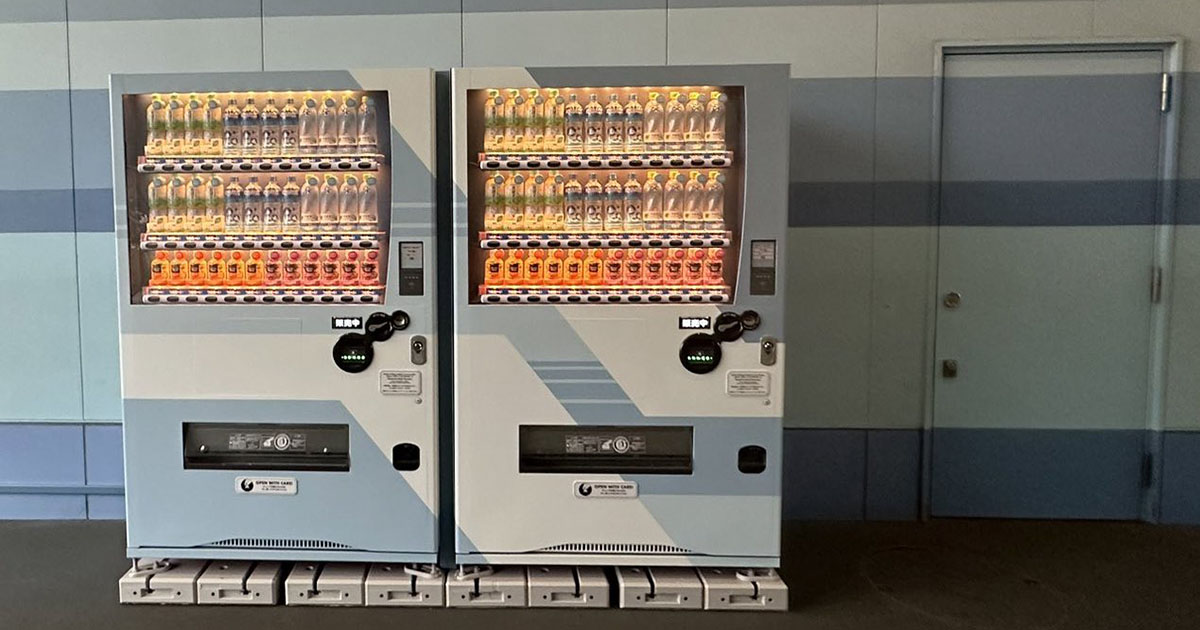 東京ディズニーランド「トゥモローランド」の自動販売機が、1年後……「かっけぇー！」　“まさかのイメチェン”に「こういうとこが好き」（1/2） | ディズニー ねとらぼ