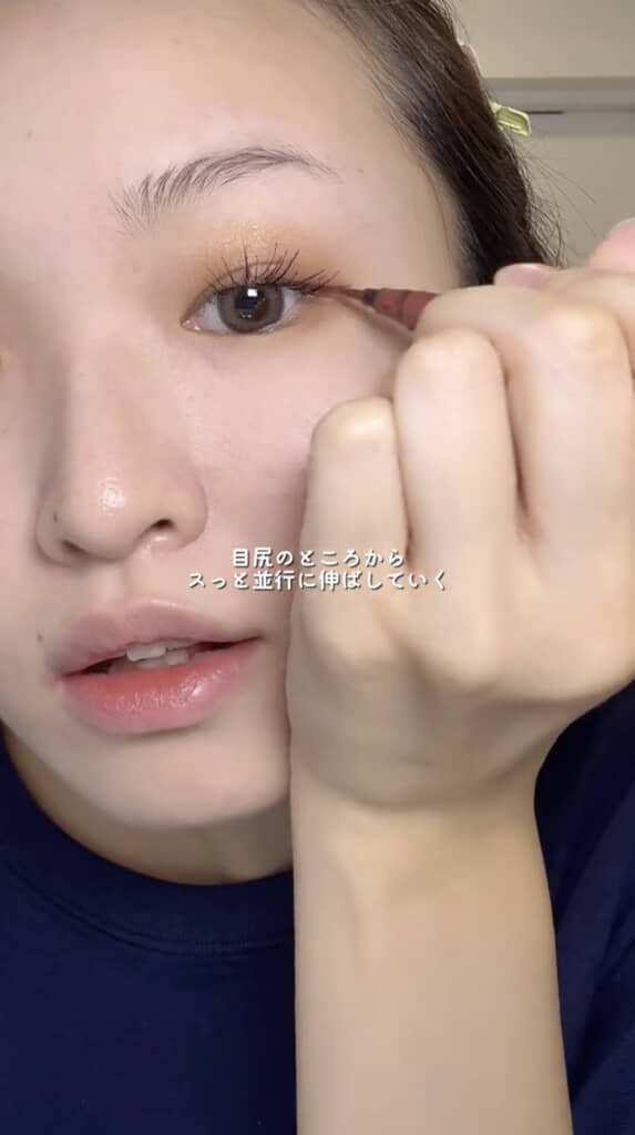 アイラインは赤系で