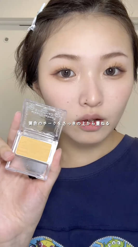 イエローチークでアイメイクとの統一感をプラス