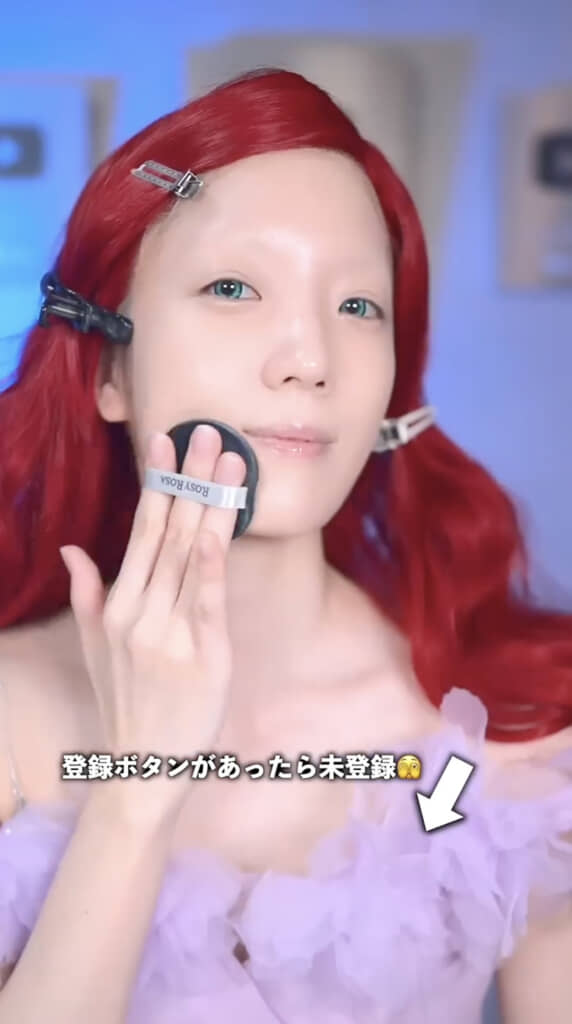 アリエルの顔を参考にメイクを施します